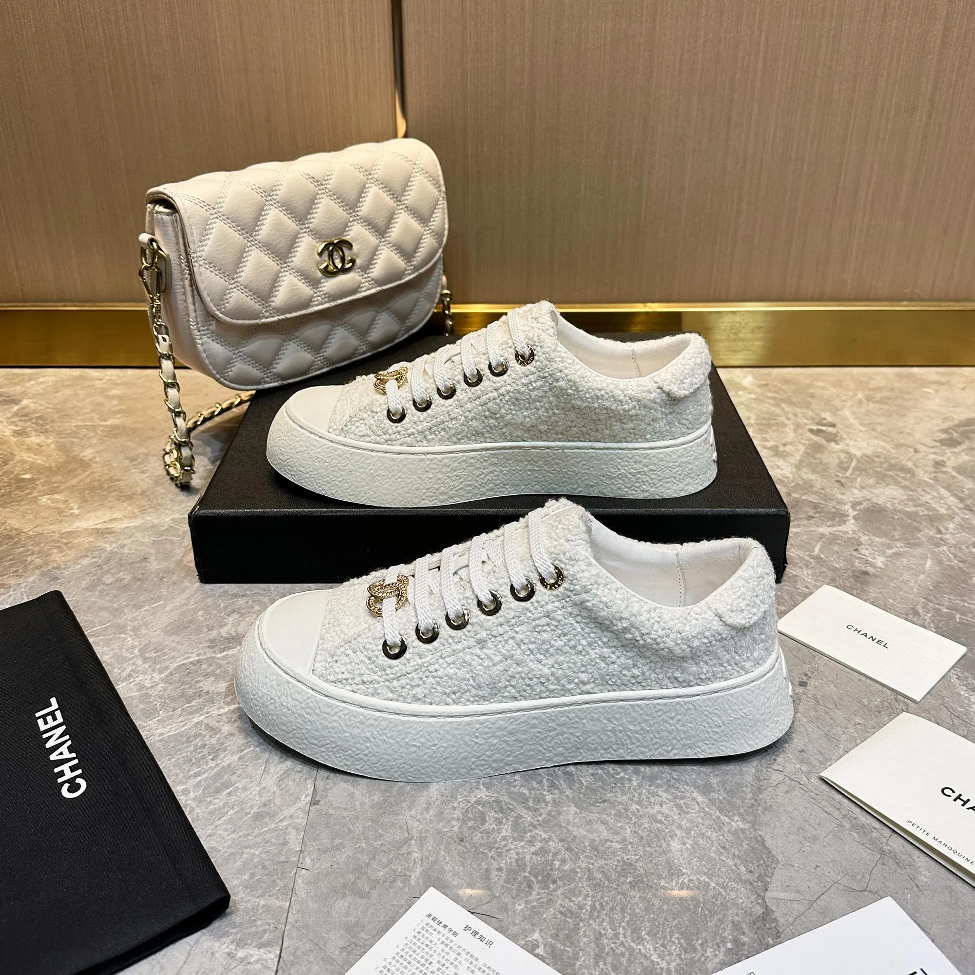 👟👟Ex-factory price 440👟👟 Chanel Chanel - 2024 counter top casual sports shoes This classic design; the upper is electro-embroidered with a variety of craftsmanship; the outsole is fashionable and sporty; it is extraordinary and incorporates a variety of color matching elements... The diversified mix and match is very good-looking and versatile, casual, fashionable, sports and outdoor can be taken into account... ꫛꫀꪝ Go➫ Material: ❶Upper made of: Original imported cowhide ❷Inside made of: original imported breathable sheepskin ❸Outsole based on: original TPU outsole Full set of boutique packaging for women 35–41